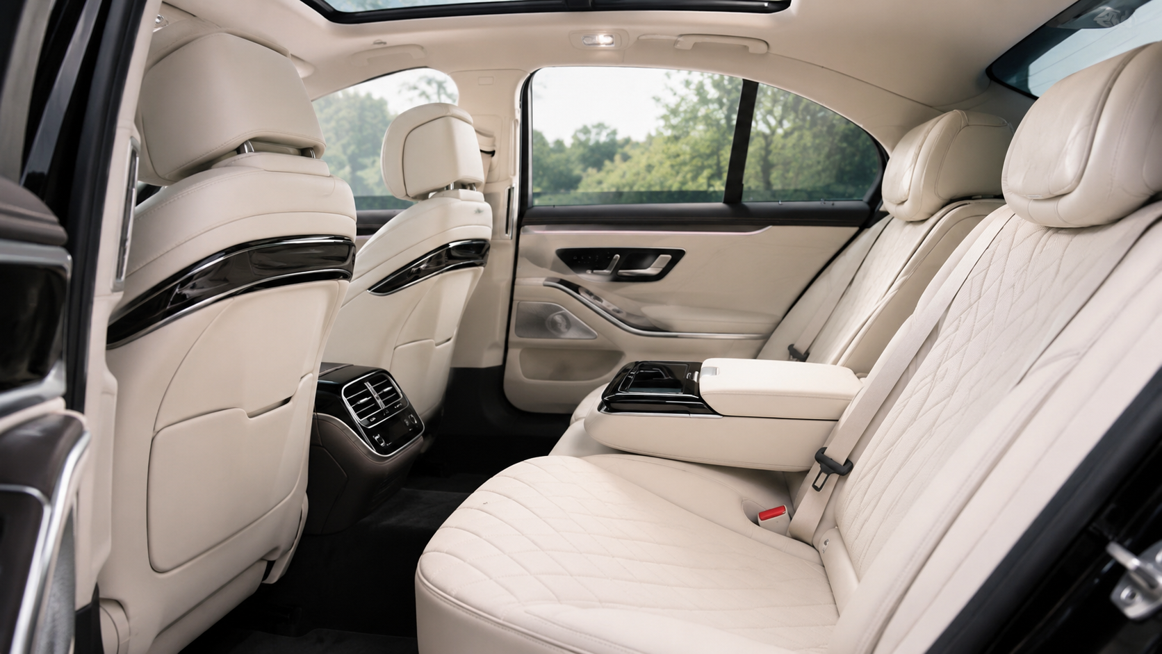 Intérieur confortable d'une berline taxi premium